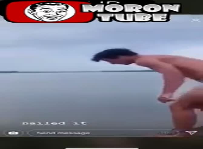 Video: He dives into the ocean and drops a large bomb